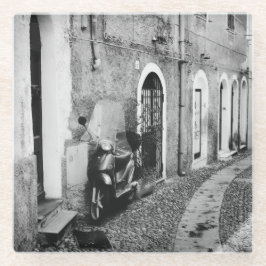 Scooter in einer Straße in Italien in Schwarz-Weiß Glasuntersetzer