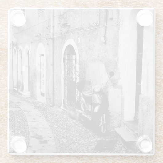 Scooter in einer Straße in Italien in Schwarz-Weiß Glasuntersetzer (Rückseite)