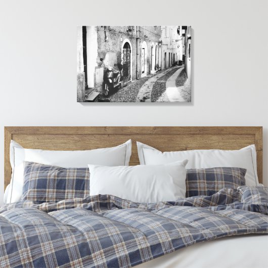Scooter in einer Straße in Italien in Schwarz-Weiß Leinwanddruck (Insitu (Schlafzimmer))