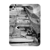 Scooter in einer Straße in Italien in Schwarz-Weiß Magnet (Vertikal)