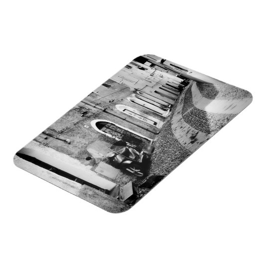 Scooter in einer Straße in Italien in Schwarz-Weiß Magnet (Linke Seite)