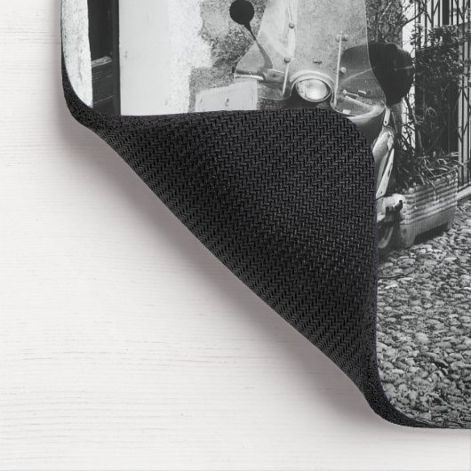 Scooter in einer Straße in Italien in Schwarz-Weiß Mousepad (Ecke)
