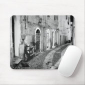 Scooter in einer Straße in Italien in Schwarz-Weiß Mousepad (Mit Mouse)