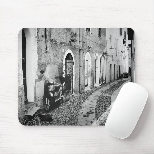 Scooter in einer Straße in Italien in Schwarz-Weiß Mousepad (Mit Mouse)