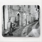 Scooter in einer Straße in Italien in Schwarz-Weiß Mousepad (Vorne)