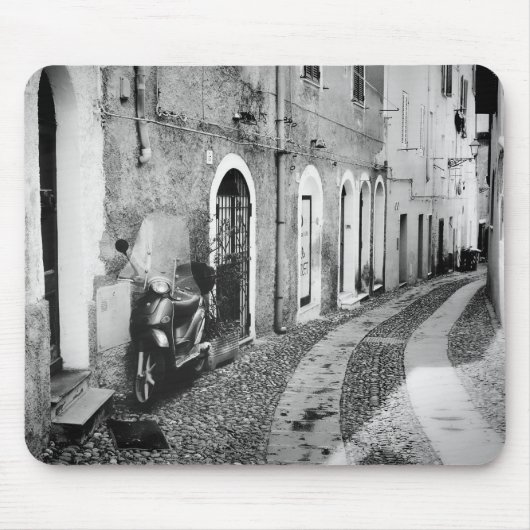 Scooter in einer Straße in Italien in Schwarz-Weiß Mousepad (Vorne)