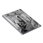 Scooter in einer Straße in Italien in Schwarz-Weiß Notizblock (Rechte Seite)