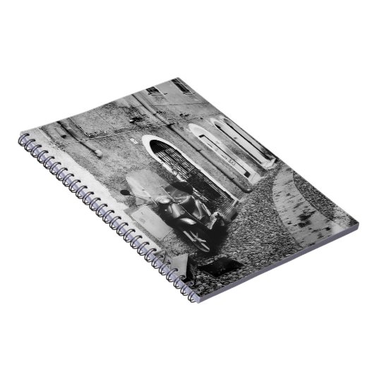 Scooter in einer Straße in Italien in Schwarz-Weiß Notizblock (Rechte Seite)