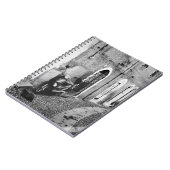 Scooter in einer Straße in Italien in Schwarz-Weiß Notizblock (Linke Seite)