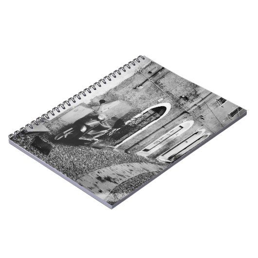 Scooter in einer Straße in Italien in Schwarz-Weiß Notizblock (Linke Seite)