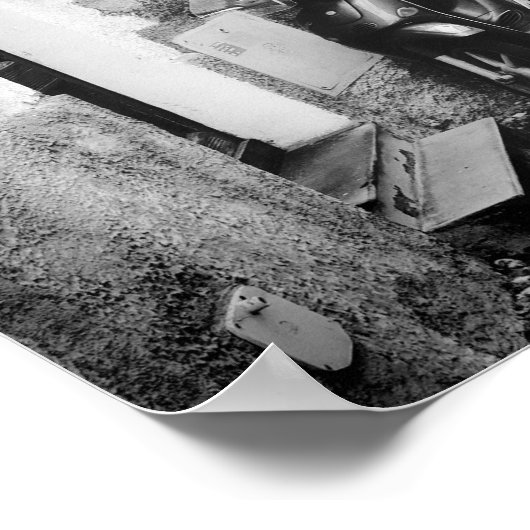 Scooter in einer Straße in Italien in Schwarz-Weiß Poster (Ecke)