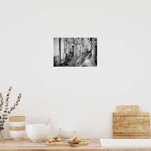 Scooter in einer Straße in Italien in Schwarz-Weiß Poster (Küche)