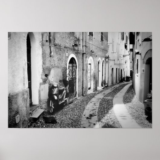 Scooter in einer Straße in Italien in Schwarz-Weiß Poster (Vorne)
