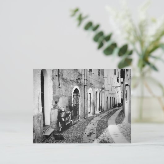 Scooter in einer Straße in Italien in Schwarz-Weiß Postkarte (Stehend Vorderseite)