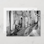 Scooter in einer Straße in Italien in Schwarz-Weiß Postkarte (Vorne/Hinten)