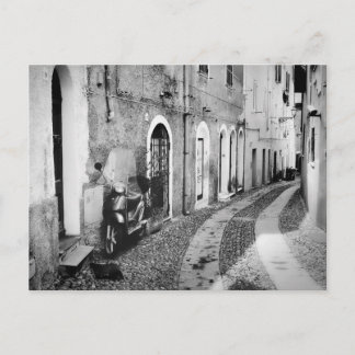 Scooter in einer Straße in Italien in Schwarz-Weiß Postkarte