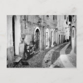 Scooter in einer Straße in Italien in Schwarz-Weiß Postkarte (Vorderseite)