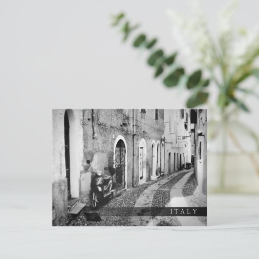Scooter in einer Straße in Italien in Schwarz-Weiß Postkarte (Stehend Vorderseite)