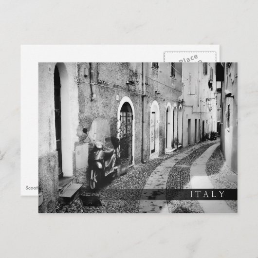 Scooter in einer Straße in Italien in Schwarz-Weiß Postkarte (Vorne/Hinten)