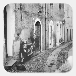 Scooter in einer Straße in Italien in Schwarz-Weiß Quadratischer Aufkleber