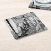 Scooter in einer Straße in Italien in Schwarz-Weiß Rechteckiger Pappuntersetzer (angewinkelt)