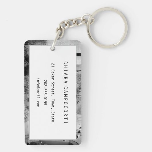 Scooter in einer Straße in Italien in Schwarz-Weiß Schlüsselanhänger (Rückseite)