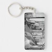 Scooter in einer Straße in Italien in Schwarz-Weiß Schlüsselanhänger (Vorderseite)