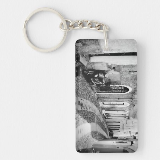Scooter in einer Straße in Italien in Schwarz-Weiß Schlüsselanhänger (Vorderseite)