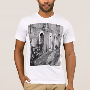 Scooter in einer Straße in Italien in Schwarz-Weiß T-Shirt
