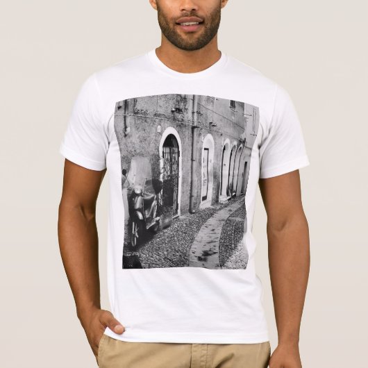Scooter in einer Straße in Italien in Schwarz-Weiß T-Shirt (Vorderseite)