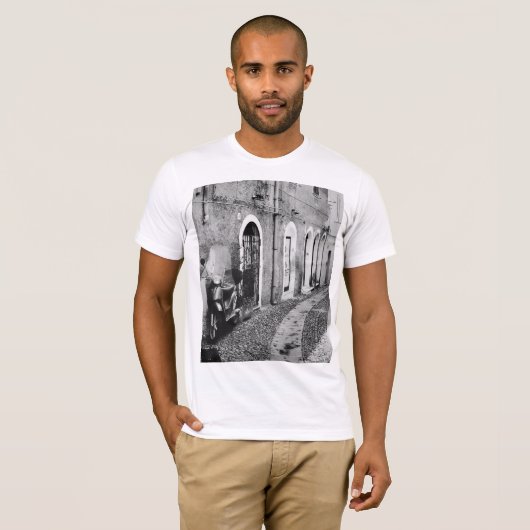 Scooter in einer Straße in Italien in Schwarz-Weiß T-Shirt (Vorne ganz)