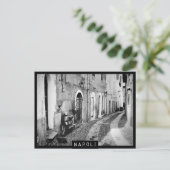 Scooter in einer Straße in Neapel in Schwarz und W Postkarte (Stehend Vorderseite)
