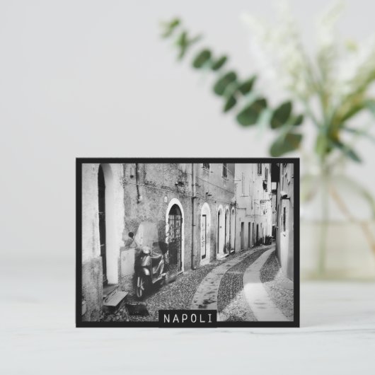 Scooter in einer Straße in Neapel in Schwarz und W Postkarte (Stehend Vorderseite)