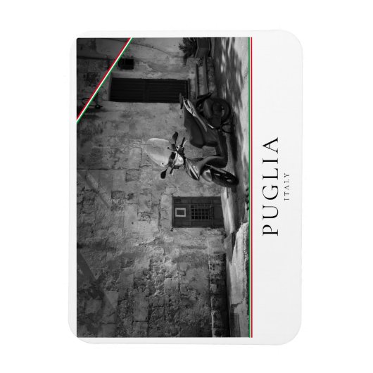 Scooter in Schwarz und Weiß in Apulien Magnet (Vertikal)