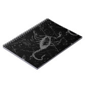 Scorpio Constellation Hevelius 1690 auf Schwarz Notizblock (Linke Seite)