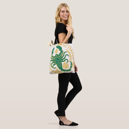 Scorpio Zeichen des Zodiaks auf Tasche (Am Model)