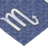 Scorpio Zodiac Sign auf Navy Blue Camouflage Tischdecke (Schrägansicht)