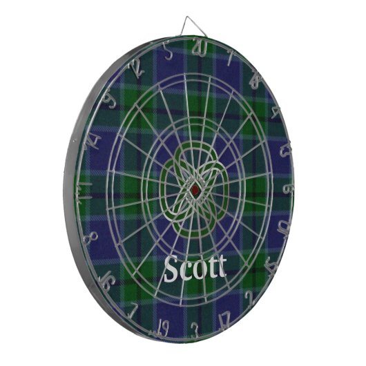 Scott Kariert mit Celtic Knot Dart Board Dartscheibe (Vorderseite Links)