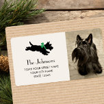 Scottie Dog Christmas Green Bow Rücksendeadresse<br><div class="desc">Mit diesen niedlichen personalisierten Adressetiketten verleihen Sie der Urlaubssaison ein wenig skurrilen Charme. Dieses stilvolle Design beinhaltet Ihr eigenes Lieblings-Foto und eine Vintage Illustration eines schottischen Terrier-Hundes mit festlichem Bogen. Farben: grün,  schwarz und cremefarben.</div>