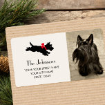 Scottie Dog Christmas Red Bow Rücksendeadresse<br><div class="desc">Mit diesen niedlichen personalisierten Adressetiketten verleihen Sie der Urlaubssaison ein wenig skurrilen Charme. Dieses stilvolle Design beinhaltet Ihr eigenes Lieblings-Foto und eine Vintage Illustration eines schottischen Terrier-Hundes mit festlichem Bogen. Farben: rot,  schwarz und cremefarben.</div>