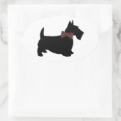 Scottie Dog in Karierter Bow-Krawatte Ovaler Aufkleber (Tasche)
