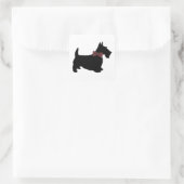 Scottie Dog in Karierter Bow-Krawatte Quadratischer Aufkleber (Tasche)