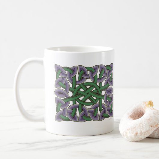 Scottish Celtic Knot Painting in Lila und grün Kaffeetasse (Mit Donut)