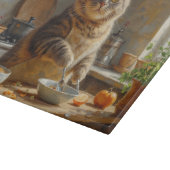 Scottish Fold Katze kocht in der Küche Schneidebrett (Ecke)