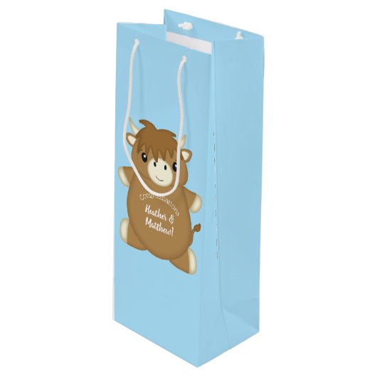 Scottish Highland Cow Baby Shower Blue Geschenktüte Für Weinflaschen (Vorderseite Schrägansicht)