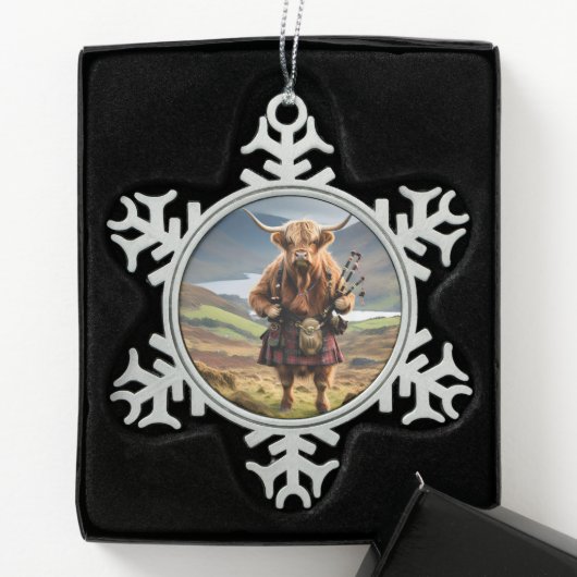 Scottish Highland Cow Bagpiper,  Schneeflocken Zinn-Ornament (Box)