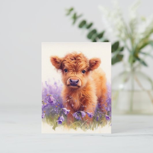 Scottish Highland Cow Calf Lila Wildblumen Postkarte (Stehend Vorderseite)