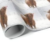 Scottish Highland Cow Licking Snowflakes Geschenkpapier (Rolleneckpunkt)