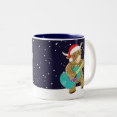 Scottish Highland Cows spielt eine Weihnachtsgitar Zweifarbige Tasse (VorderseiteRechts)