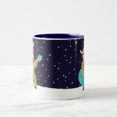 Scottish Highland Cows spielt eine Weihnachtsgitar Zweifarbige Tasse (Mittel)